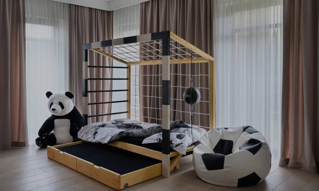 Łóżko piłkarskie Paco Design w pokoju małego chłopca