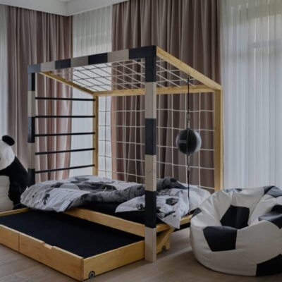 Łóżko piłkarskie Paco Design w pokoju małego chłopca