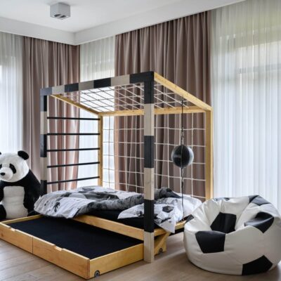 Łóżko inspirujące do zabawy w pokoju dziecka