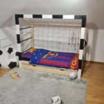 Pokój dziecka z łóżkiem bramka piłkarska Paco Design i sportowymi dodatkami