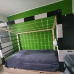 Łóżko bramka piłkarska Paco Design w pokoju dziecięcym z zieloną ścianą i czarną szafą