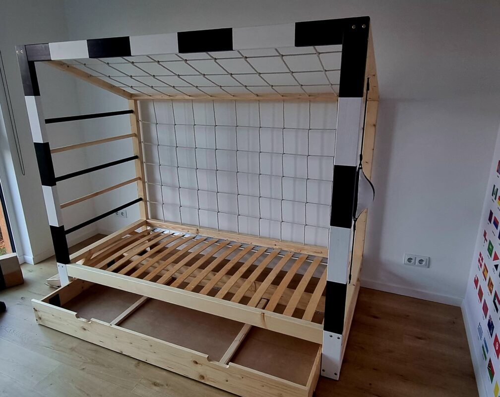 Łóżko bramka piłkarska Paco Design z drewnianą ramą, siatką i wysuwaną szufladą na pościel