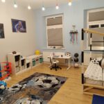 Pokój dziecięcy w stylu piłkarskim z łóżkiem bramką Paco Design i sportowymi dekoracjami