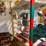 Dziecko bawiące się na drewnianym łóżku bramce piłkarskiej Paco Design z kolorową ramą