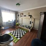 Pokój dziecięcy z łóżkiem bramką piłkarską Paco Design, biurkiem i sportowymi dodatkami