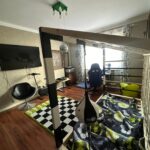 Pokój dziecięcy z łóżkiem bramka piłkarska Paco Design i sportowymi dodatkami