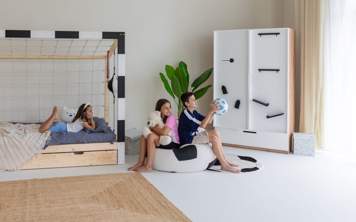 Pokój piłkarski dla dzieci z łóżkiem bramką i szafą Paco Design - zabawa i relaks w pokoju młodych fanów futbolu