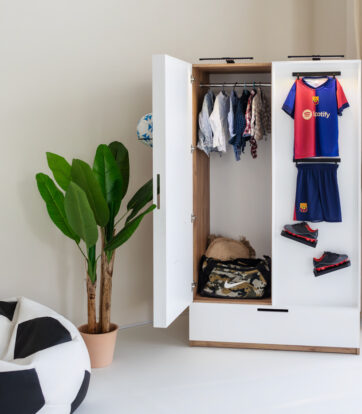 Otwarta szafa piłkarska Paco Design - wnętrze z półkami i drążkiem, drzwi ozdobione strojem i piłką