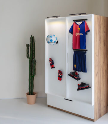 Szafa piłkarska Paco Design z ekspozycją stroju piłkarskiego, butów i piłki- mebel dla młodego fana futbolu