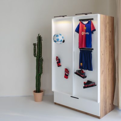 Szafa piłkarska Paco Design z ekspozycją stroju piłkarskiego, butów i piłki- mebel dla młodego fana futbolu