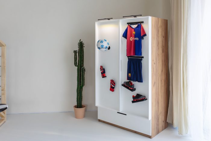 Szafa piłkarska Paco Design z ekspozycją stroju piłkarskiego, butów i piłki- mebel dla młodego fana futbolu