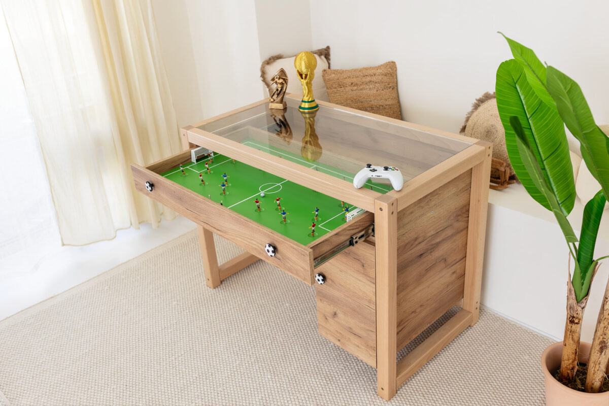 Biurko piłkarskie dla dzieci - blat z motywem boisk