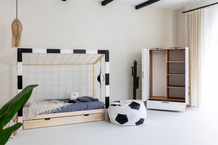 Łóżko piłkarskie w kształcie bramki i otwarta szafa Paco Design - funkcjonalne meble do pokoju młodego piłkarza