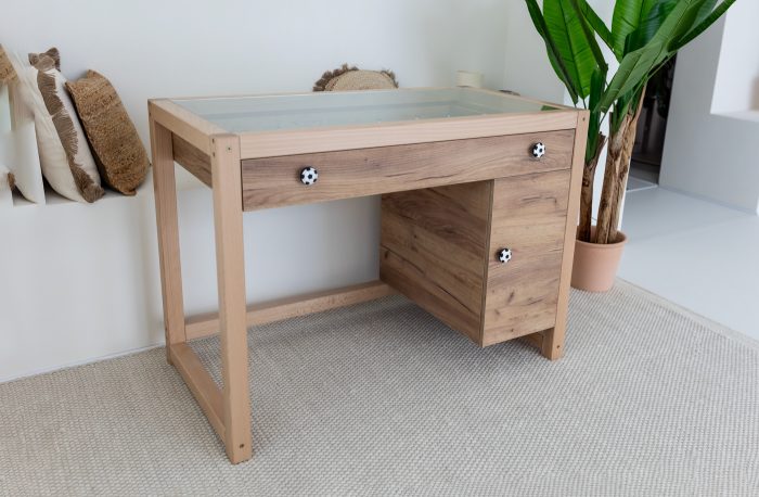 Biurko piłkarskie Paco Design z drewnianą konstrukcją i szklanym blatem - nowoczesny mebel dla dziecka inspirowany futbolem