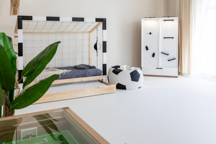 Pokój piłkarski dla dzieci Paco Design - łóżko bramka, szafa piłkarska, pufa i biurko z boiskiem