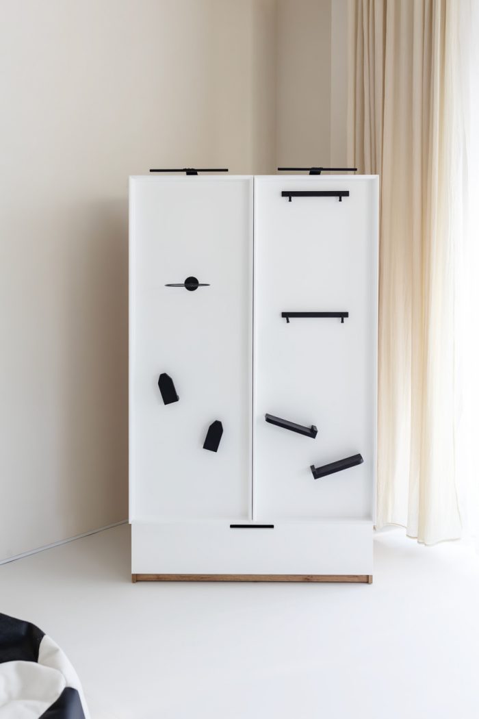 Szafa piłkarska Paco Design - biała szafa z czarnymi uchwytami inspirowana boiskiem piłkarskim