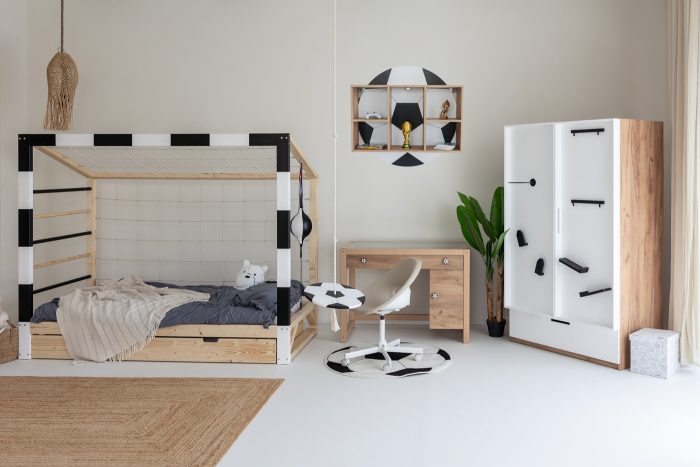 Kompletny zestaw mebli piłkarskich Paco Design - pokój dziecięcy z łóżkiem bramką, biurkiem, szafą i regałem inspirowanym futbolem