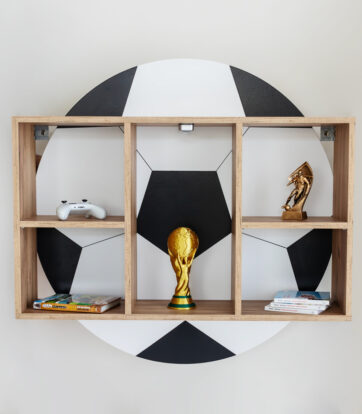 Regał piłkarski Paco Design - otwarty regał ścienny z motywem piłki nożnej i miejscem na trofea