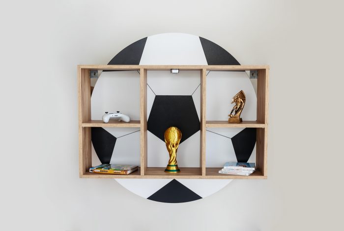 Regał piłkarski Paco Design - otwarty regał ścienny z motywem piłki nożnej i miejscem na trofea