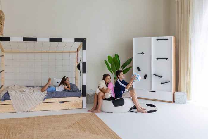 Łóżko piłkarskie w kształcie bramki i szafa piłkarska dla dzieci Paco Design - pokój młodego fana futbolu