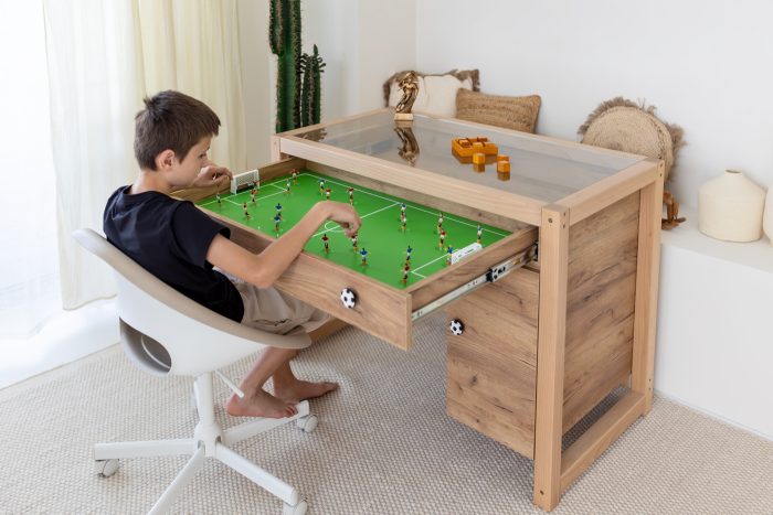 Biurko piłkarskie dla dzieci z boiskiem do gry w piłkarzyki - meble futbolowe Paco Design