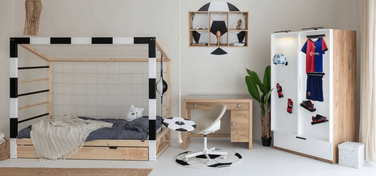 Pokój piłkarski dla chłopca z łóżkiem bramką, biurkiem i szafą Paco Design