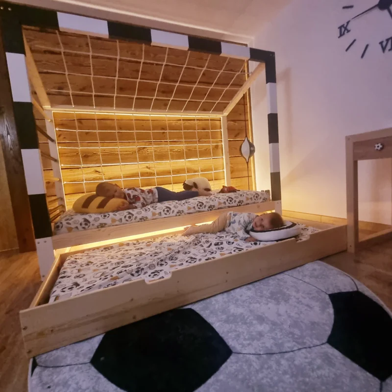 Łóżko dziecięce z materacem i dodatkowym miejscem do spania