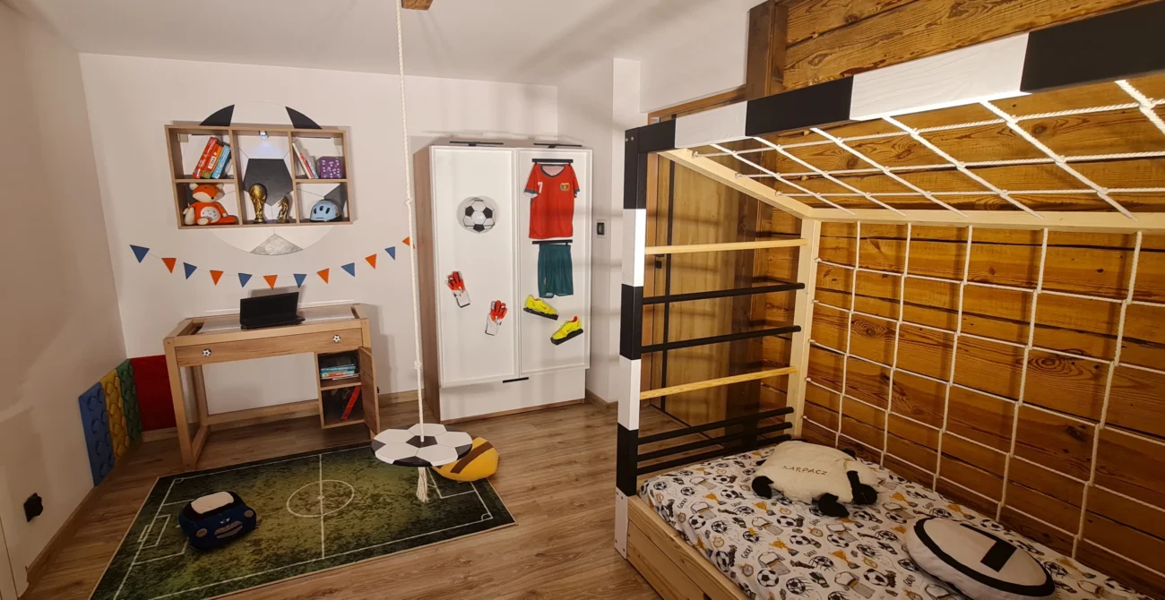 Pokój dla 3 latka z łóżkiem, biurkiem, szafą i dywanem