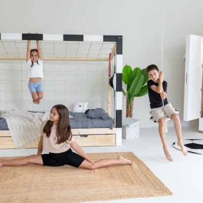 Pokój dziecięcy z otwartą szafą i łóżkiem piłkarskim Paco Design